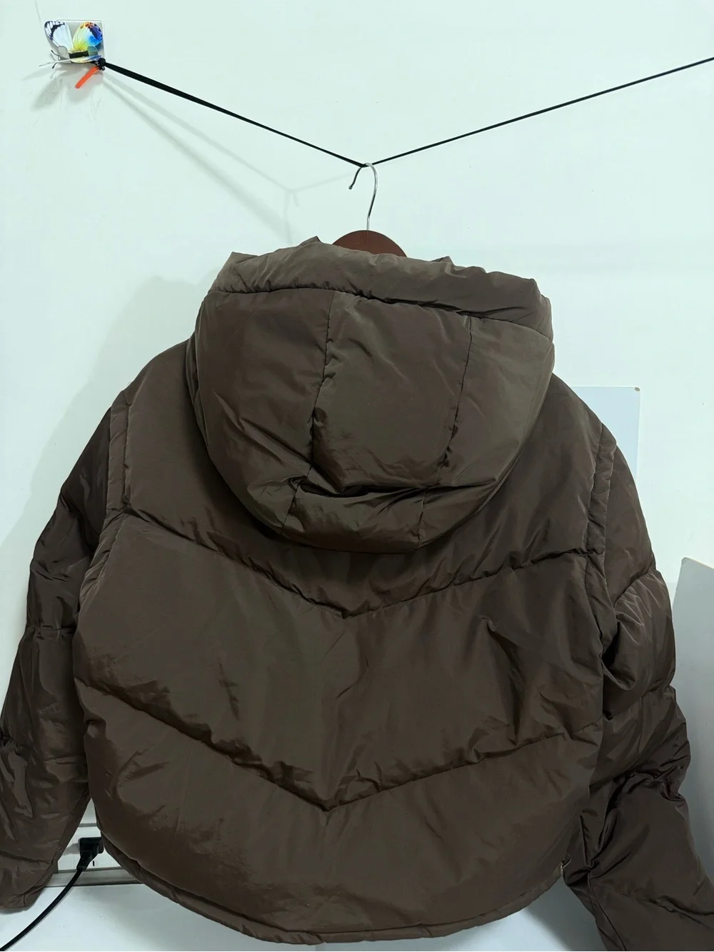 ALO Yoga Cropped Hooded Puffer Jacket in Dark Brown